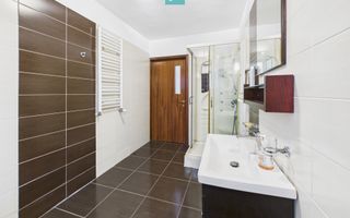 Casă spațioasă în Popești-Leordeni - Poză 5