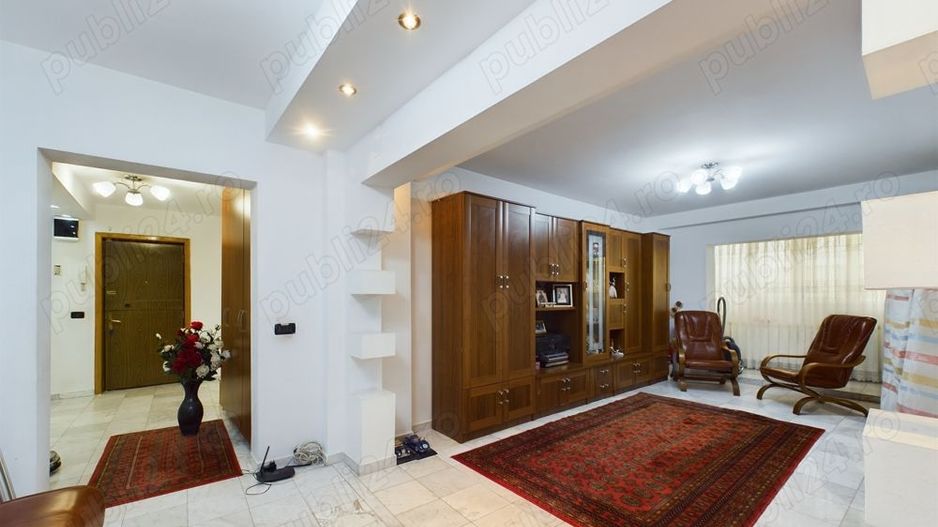 Vand Apartament spatios cu 4 camere de vanzare pe Bdul Decebal - Poză 9