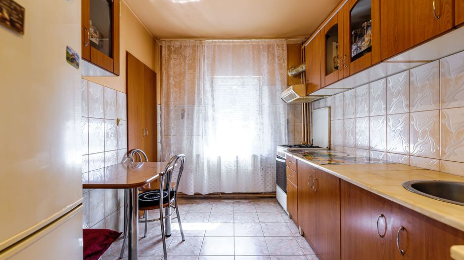 Apartament cu 3 camere la bloc - Poză 1
