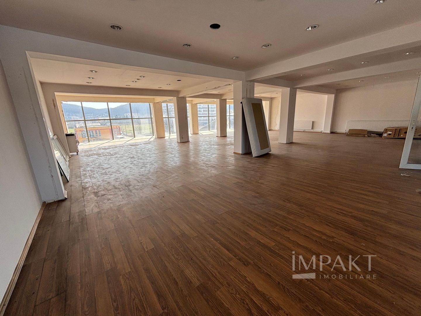 De vansare cladire birouri Floresti 1330 mp - Poză 2