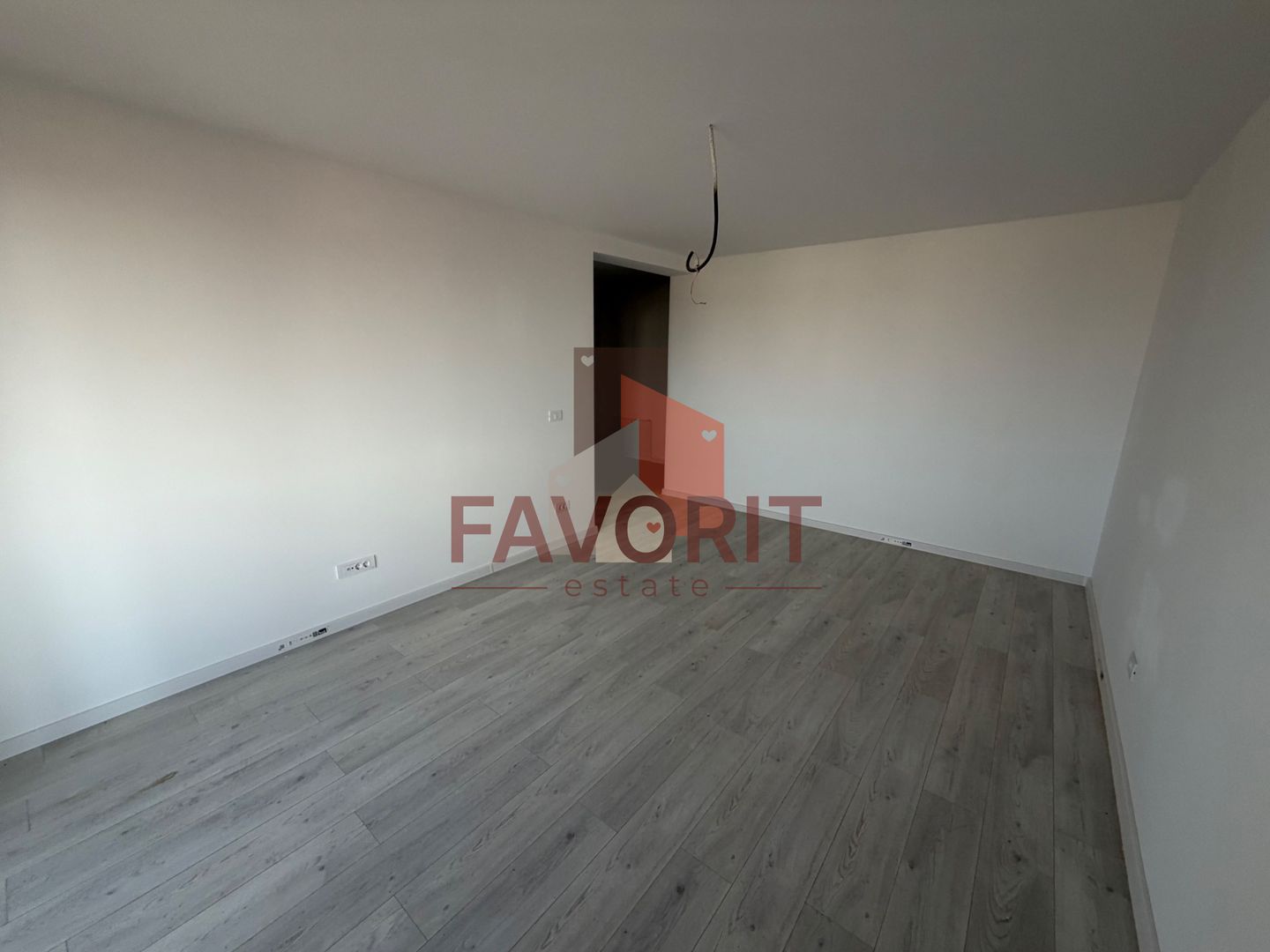 Decomandat. Disponibil imediat. Strada asfaltata - Poză 2