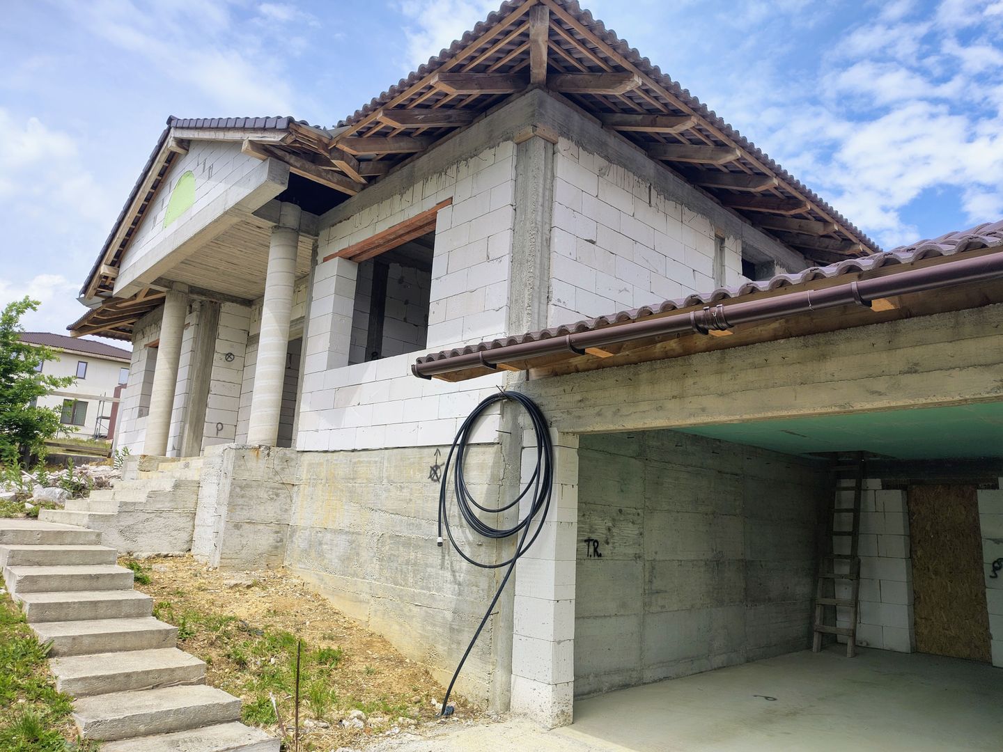 Casă la roșu,  – Oradea, str. Caișilor. 175 000 E . Comision 0 - Poză 2