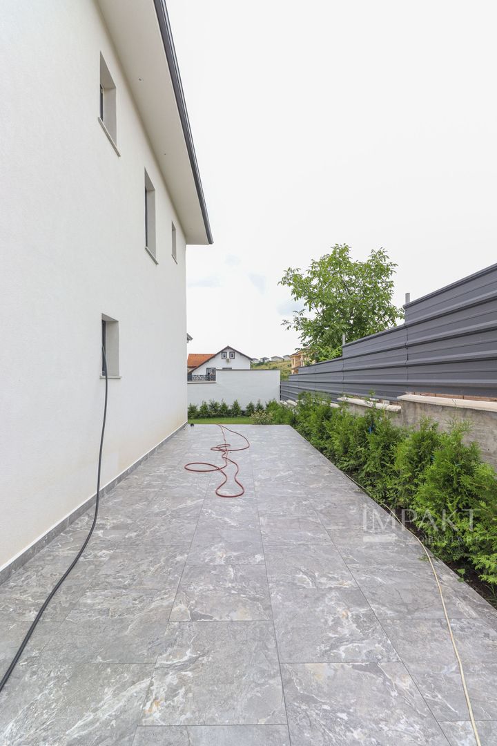 Casa superba de vanzare, situata intr-o zona aerisita a Dezmirului! - Poză 10