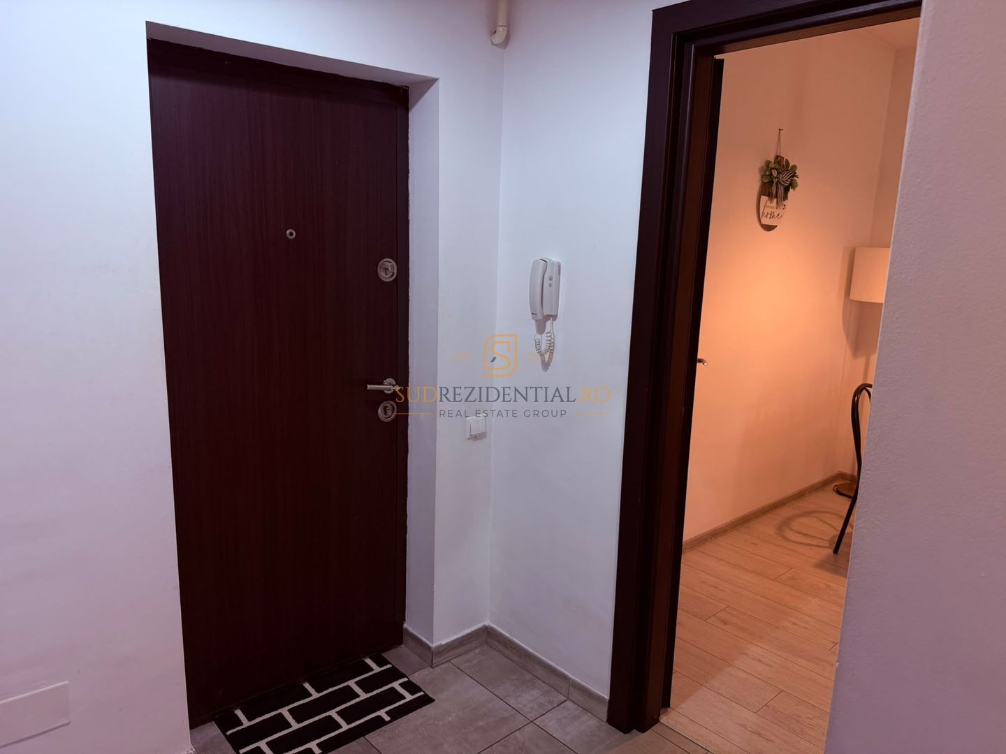 Apartament cu 2 camere, decomandat, mobilat si utilat, gata de mutare - Poză 3