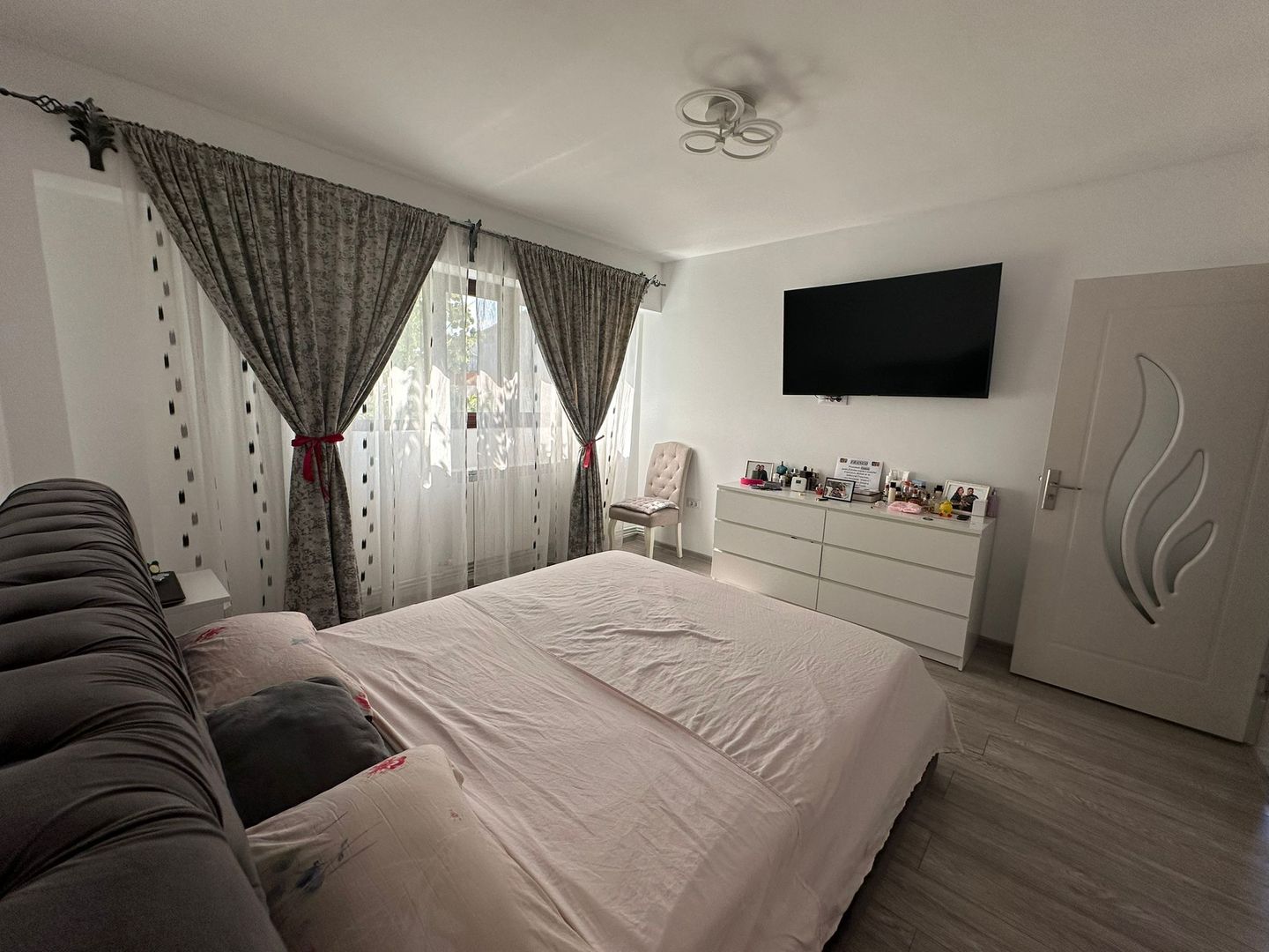 Apartament cu 3 camere, renovat modern, mobilat si utilat, zona CENTRU; - Poză 4