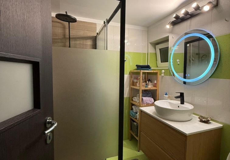 Apartament de 3 camere decomandat – vedere liberă spre Piața Victoriei - Poză 4