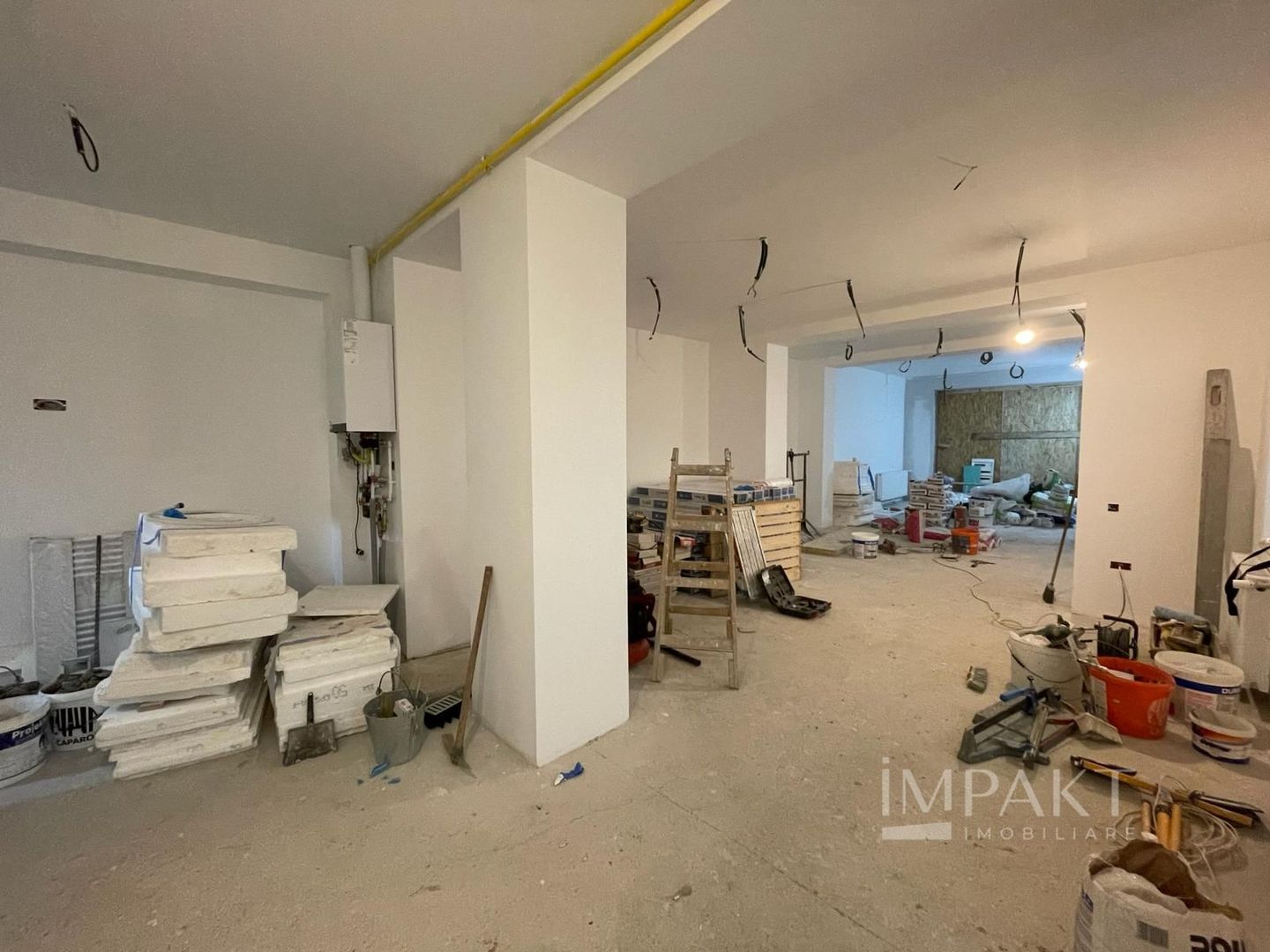 Spatiu comercial ultracentral cu vitrina si intrare direct din strada - Poză 3