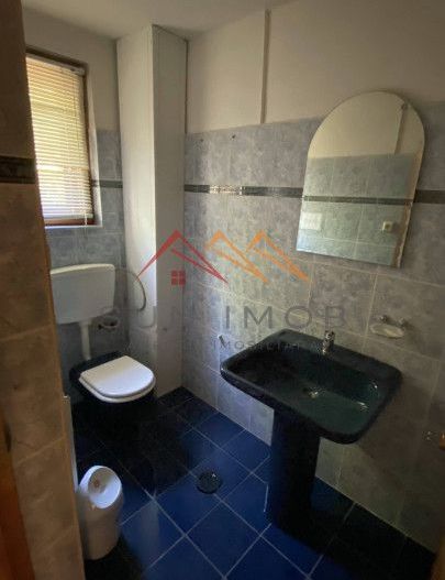 Vila de vanzare, teren 3100 mp, 7 camere, 6 grupuri sanitare, 3 CT, an 1997 - Poză 48