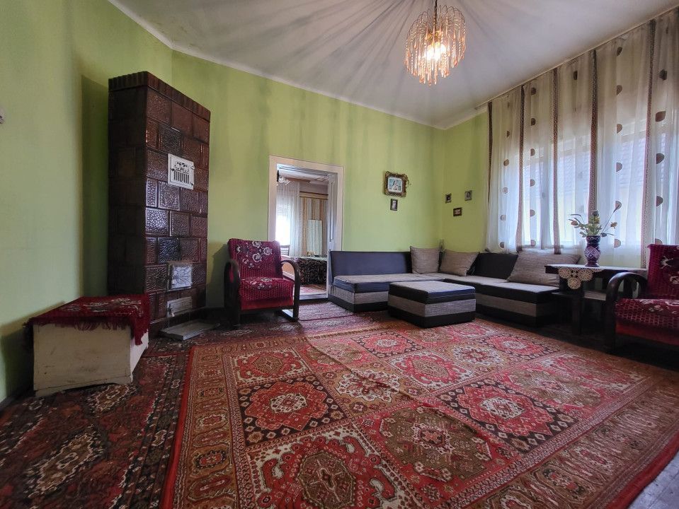 Casa cu doua corpuri de cladire si anexe, teren 1350 mp, Savarsin - Poză 5