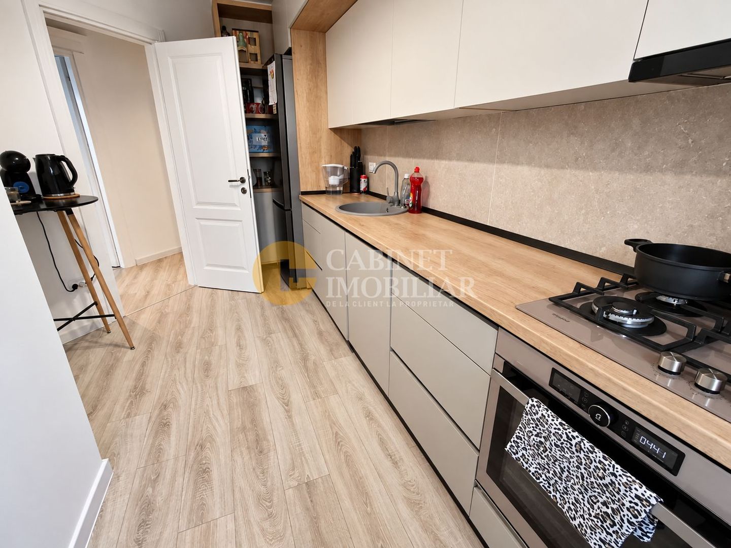 2 camere decomandat - 61mp - mobilat&utilat - ETAJ intermediar - zona Visoianu - Poză 8