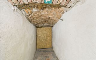 Două case, curte mare, lângă Castelul Huniazilor - Poză 34