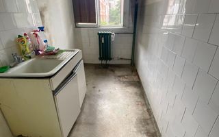 vand apartament 3 camere, etaj 2, zona Piata Sarbilor - Poză 3