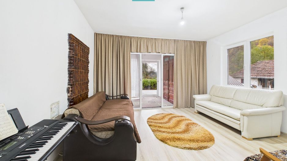 Casă renovată în localitatea Lazuri, Arad - Poză 1