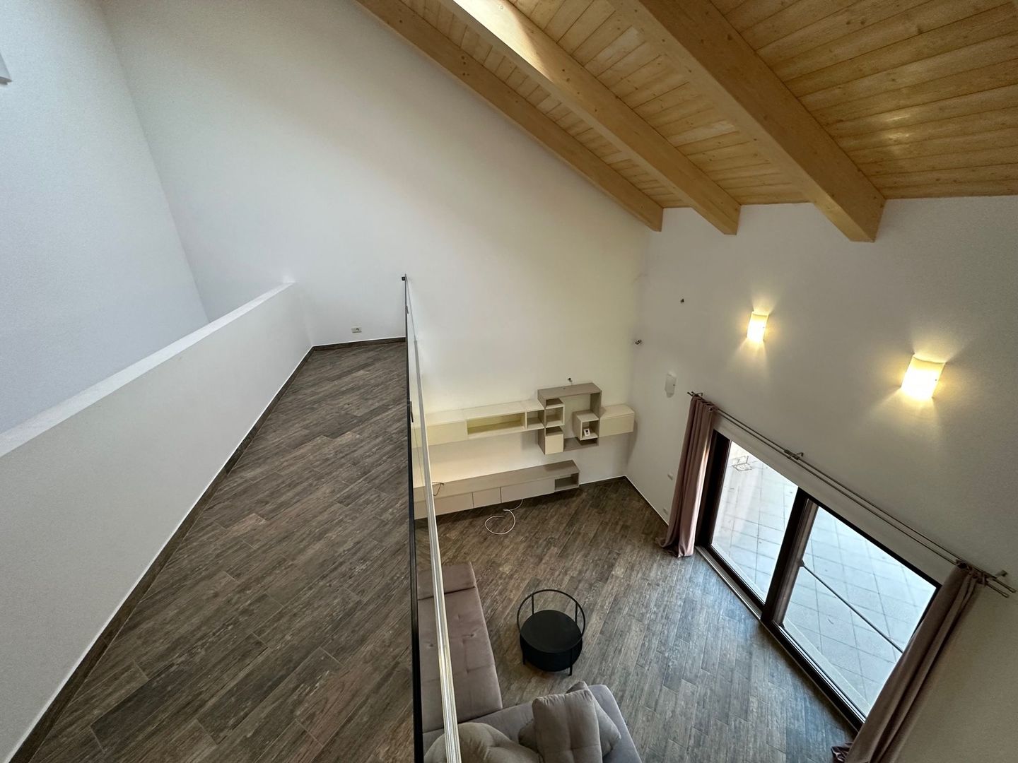 CASA SPATIOASA  CU GARAJ SI TEREN DE 600 MP - Poză 3