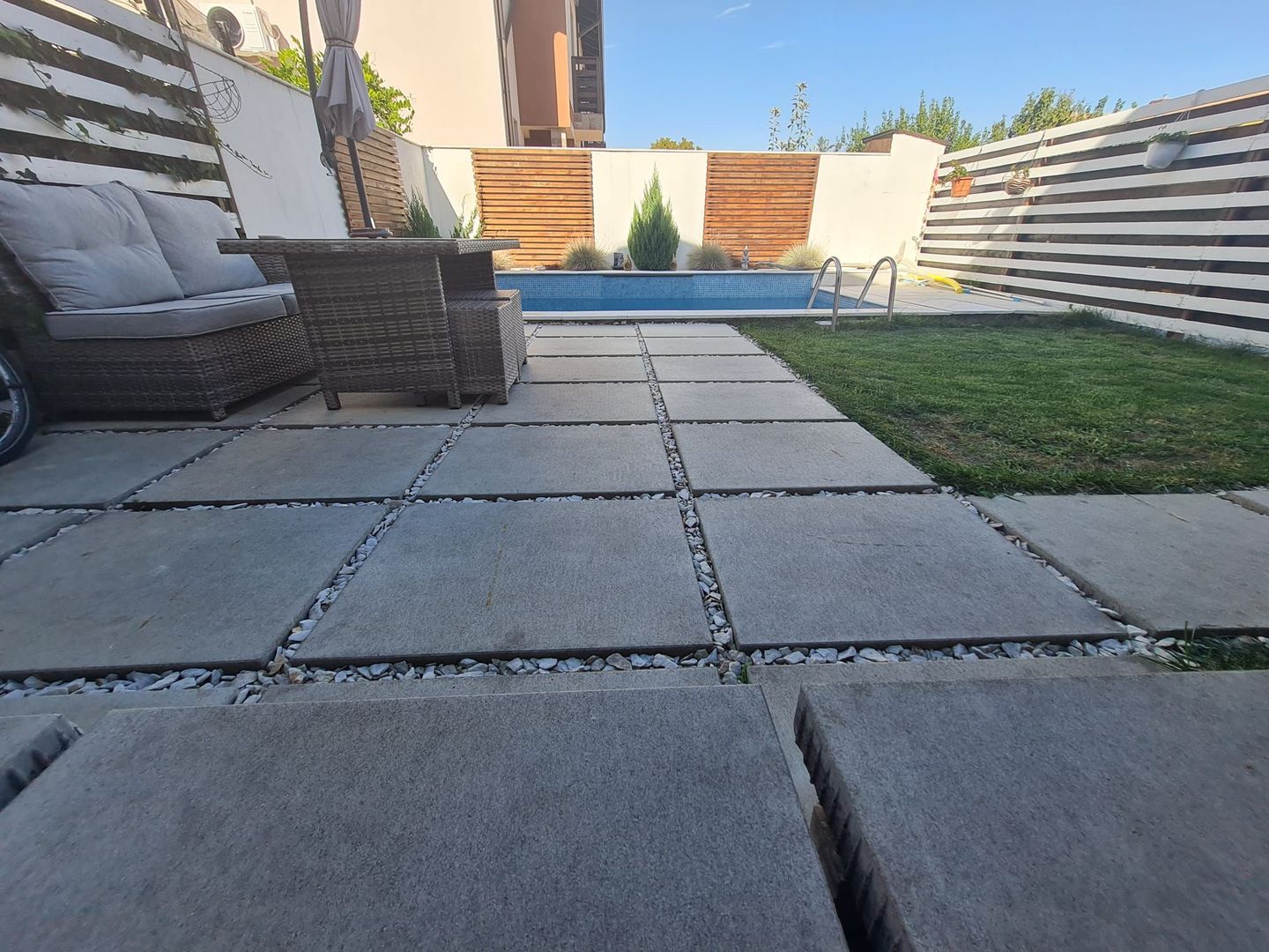 Duplex minimalist cu piscina - Poză 30