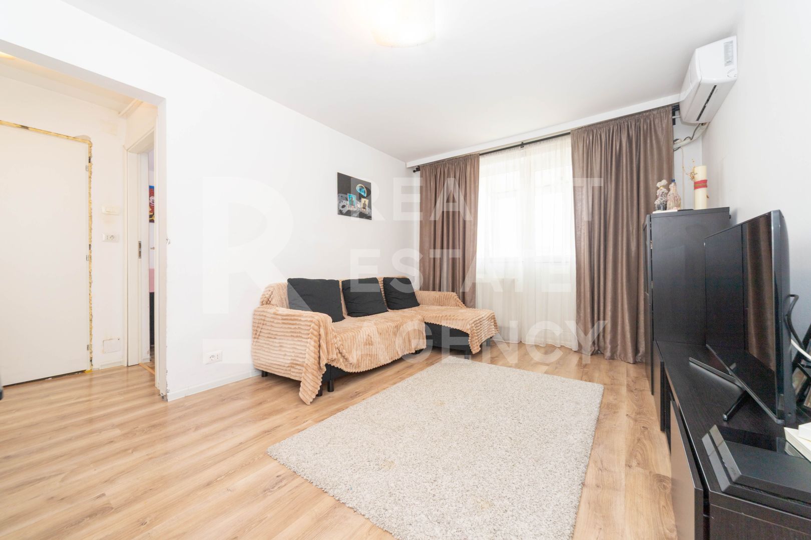 Vânzare, apartament cu 3 camere în zona Lujerului - Poză 1