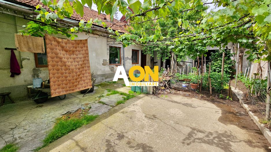 Casa veche, 5 camere, 287 mp teren, zona Prefectura. Necesita renovare - Poză 2