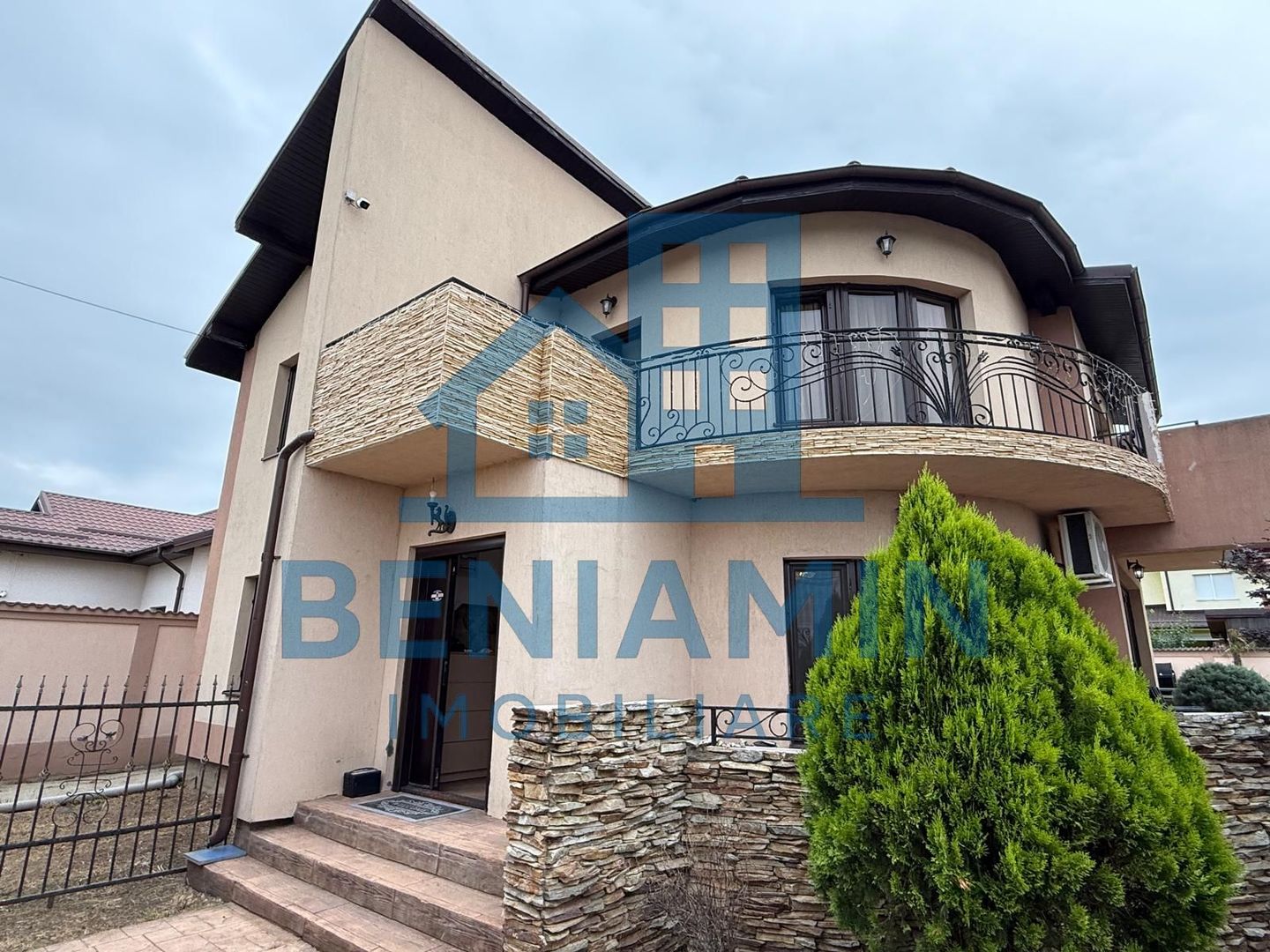 Casa-P+1-Piscina-Garaj-248mp totali-Foisor-Toate utilitatile-Libera - Poză 1