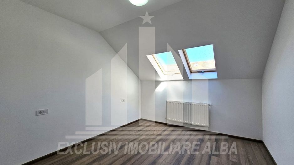 Apartament cu 4 camere si scara interioara de vanzare, Lipoveni - Poză 5