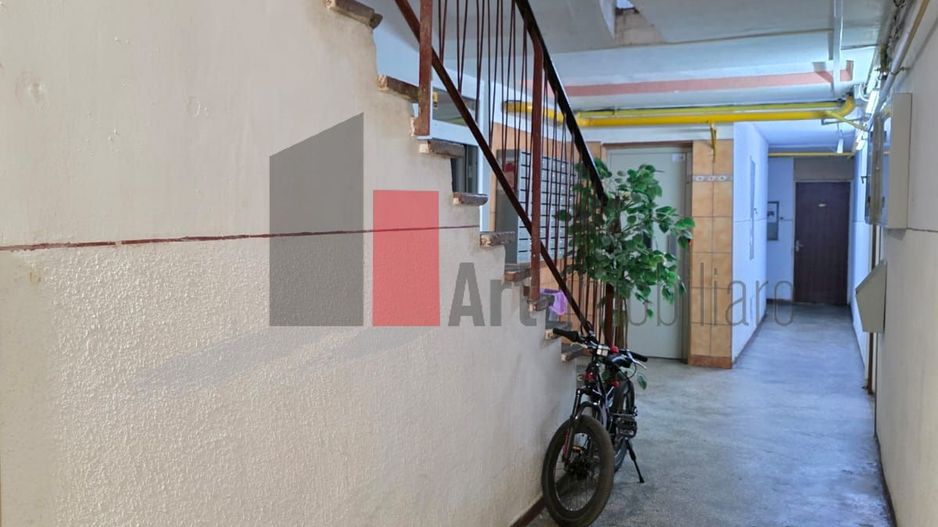 Apartament spațios cu 4 camere Crangasi - Poză 2