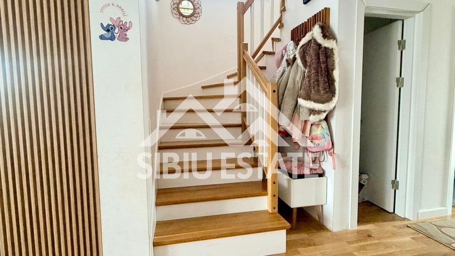 Duplex elegant cu 5 camere, 2 bai, curte in Cristian - Poză 13