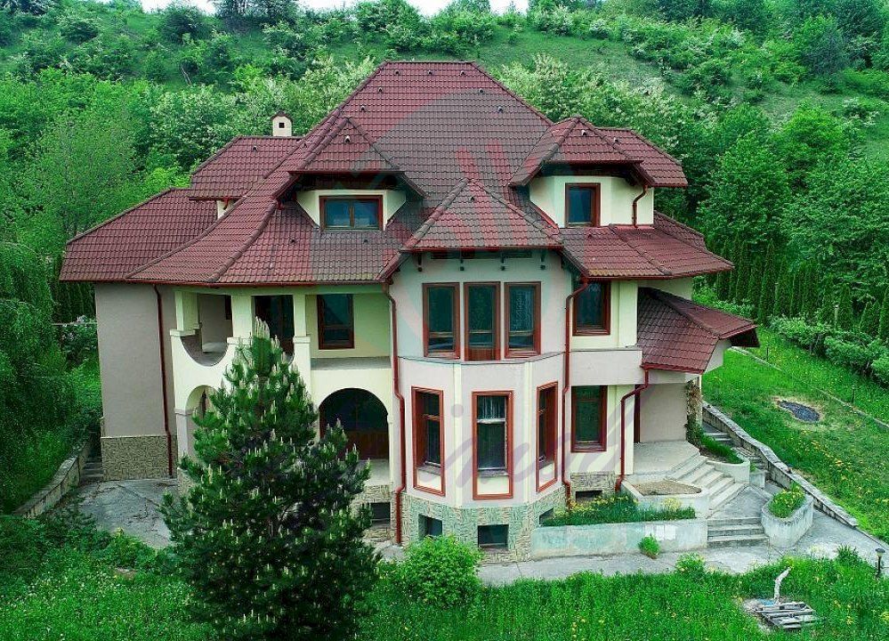 Vila spatioasa in zona exclusivista a orasului Piatra Neamt - Poză 1