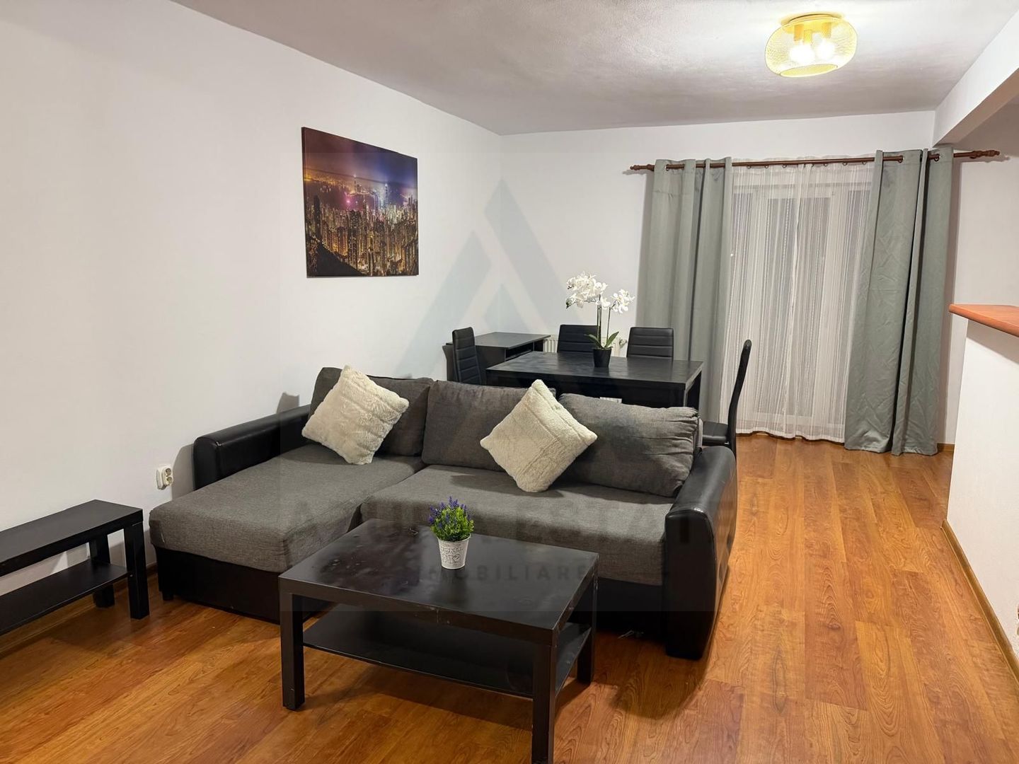 Apartament 2 camere etaj 2 cu parcare privata in zona Sub Arini - Poză 1