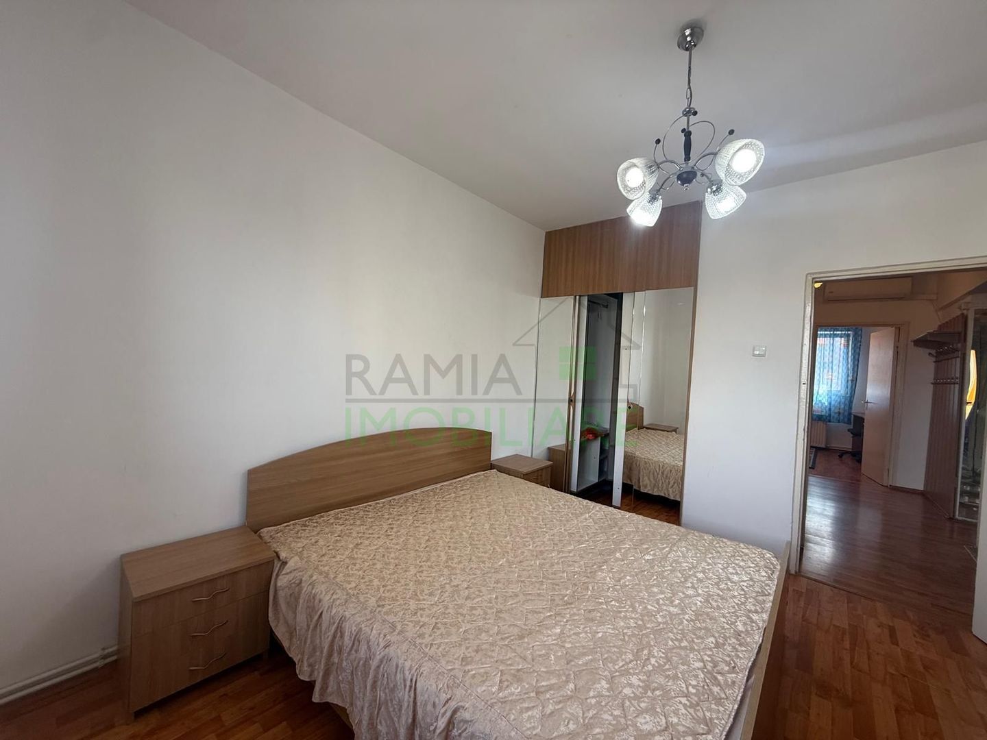 Apartament 3 camere decomandat cu 2 băi în Calea București - Poză 9