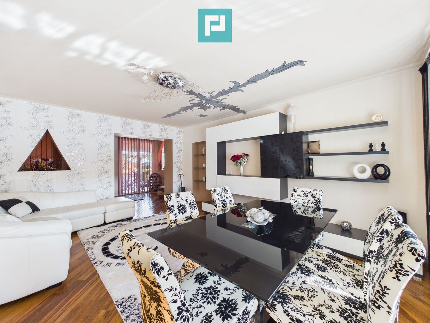 Casa cu potential multiplu in Curtici - Poză 6