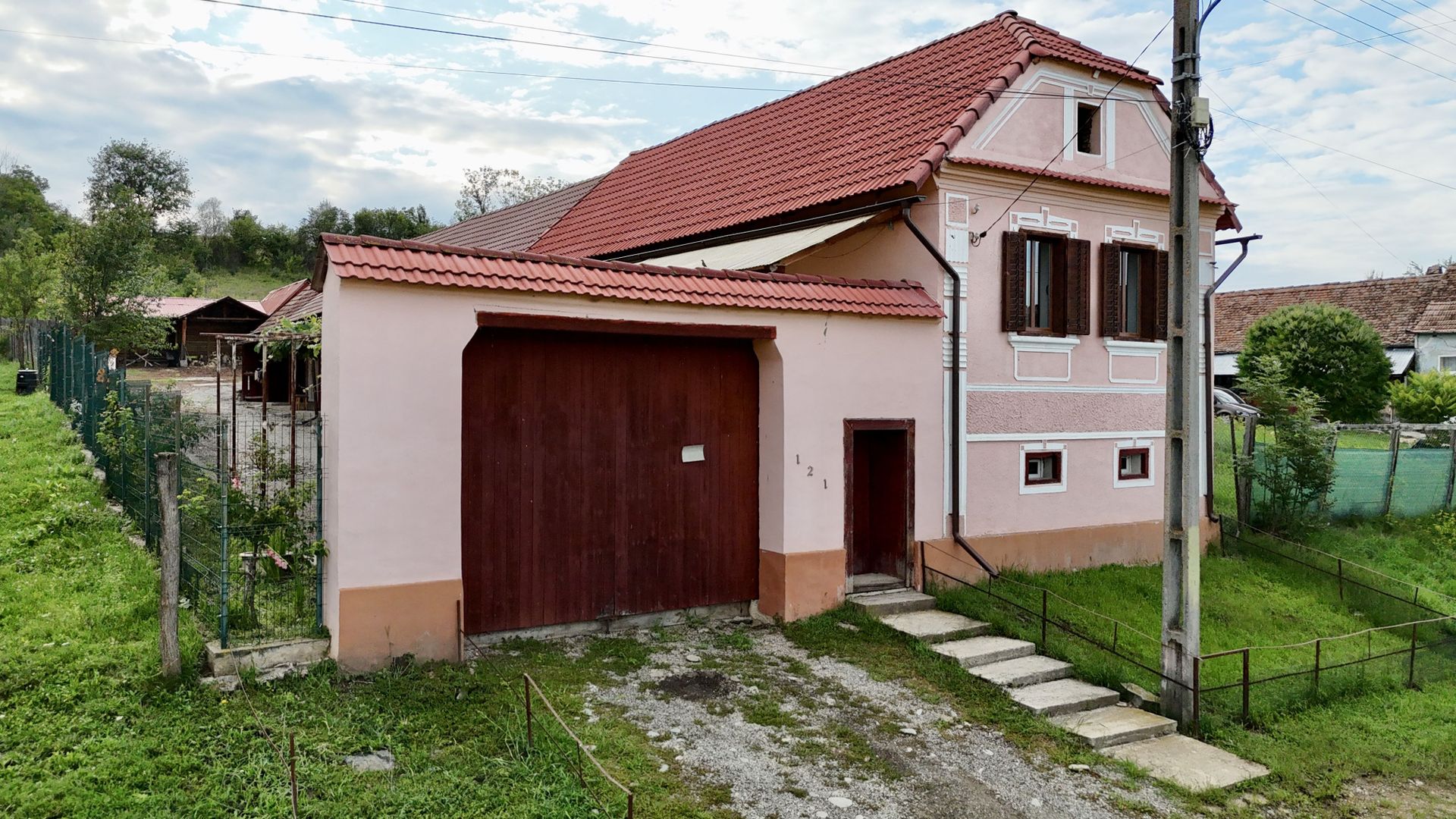 De vînzare casă cu 5 camere, sat Apoș, com. Bârghiș, jud. Sibiu - Poză 1