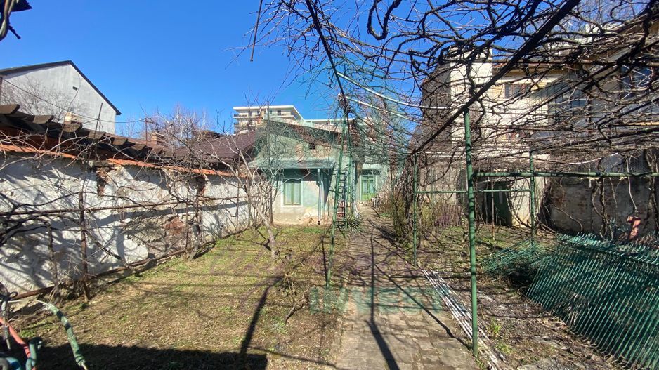 Casă cu teren generos lângă Bulevardul Banu Manta - Poză 1