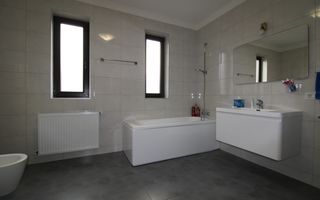 Casa Giroc, 4 camere, 2 bai, curte interioara. - Poză 13