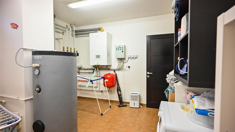 Somptuozitate in stil modern, 2 garaje, 3 terase, totul pe 1.000 mp teren - Poză 53