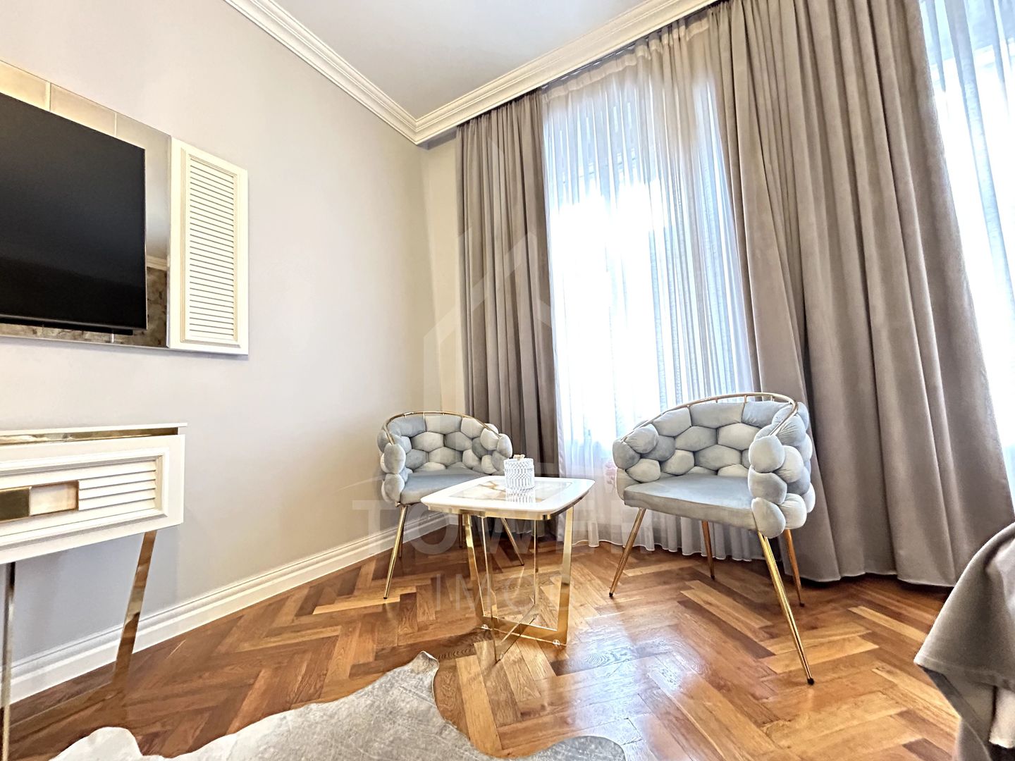 Apartament renovat, cu garaj și pivnițe, în Centrul Istoric al Sibiului - Poză 8