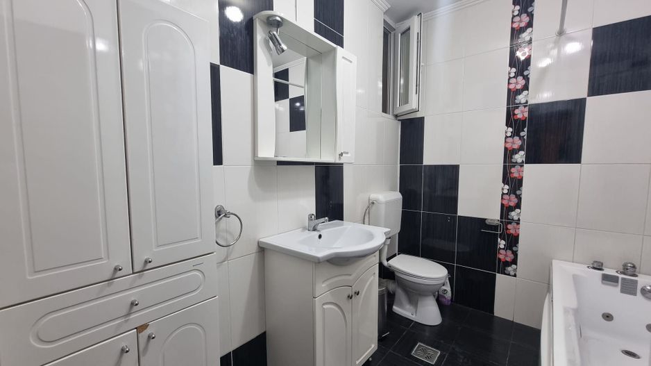 Vila generoasa de inchiriat intr o zona principala a orasului - Poză 6