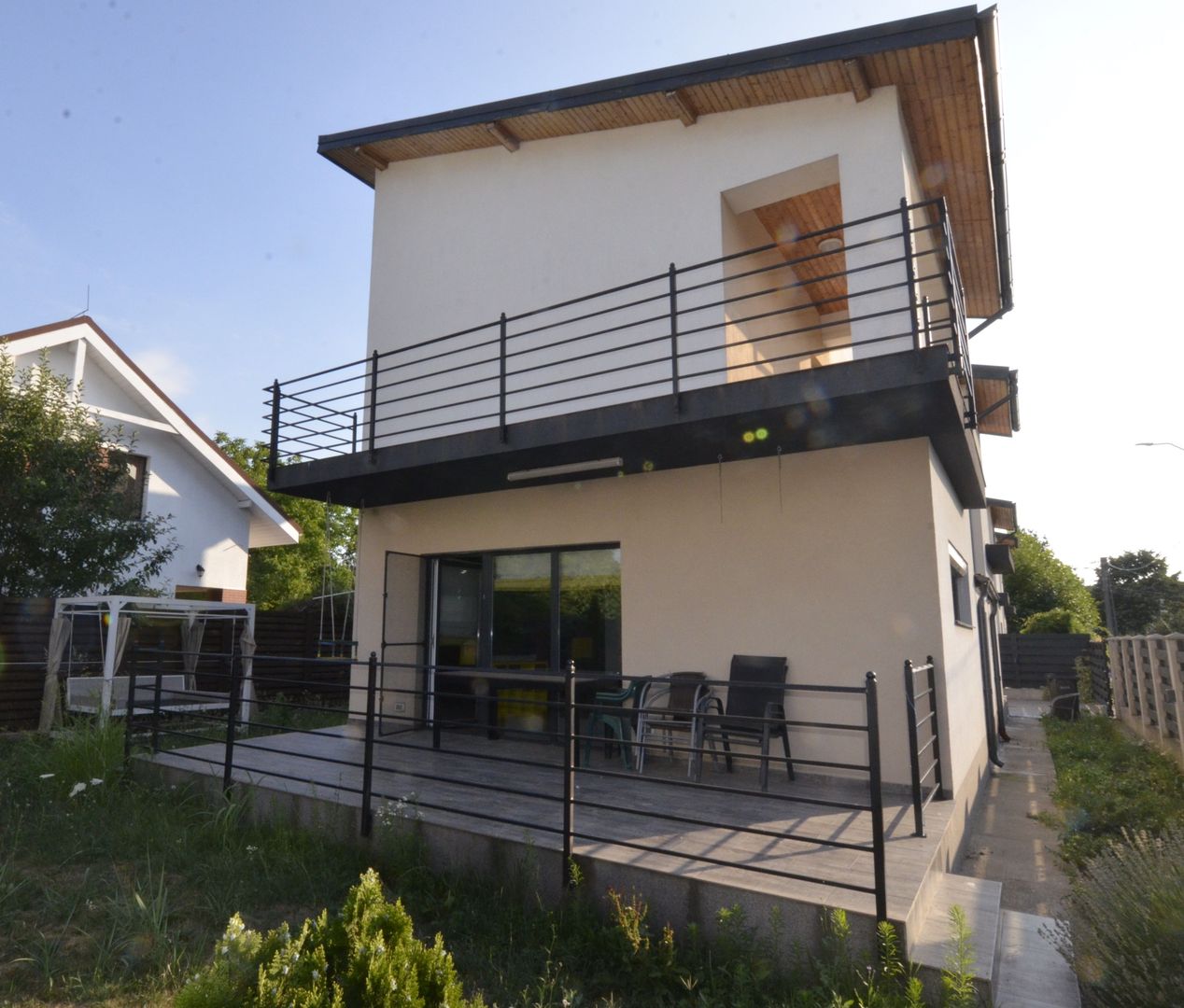 Inchiriem vila spatioasa singur in curte zona Tunari - Poză 8