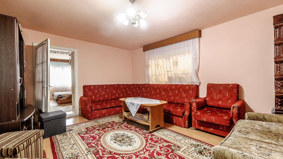 Șansă pentru familie mare apartament la casă, cu teren, Bujac. - Poză 1