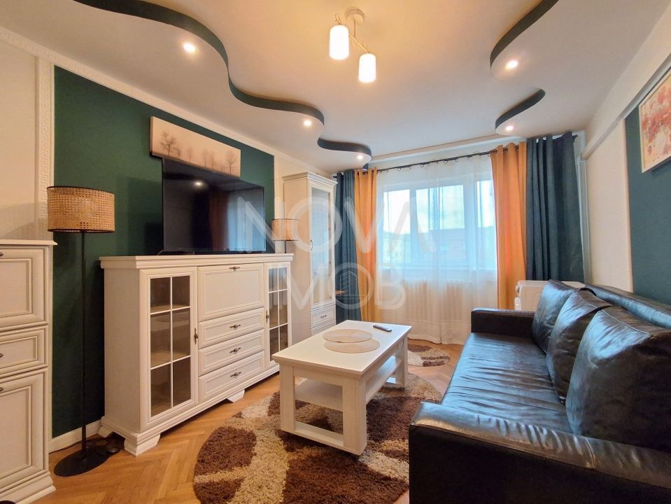 Apartament de inchiriat 3 camere etajul 4, cu lift,  Zona Vasile Aaron - Poză 2