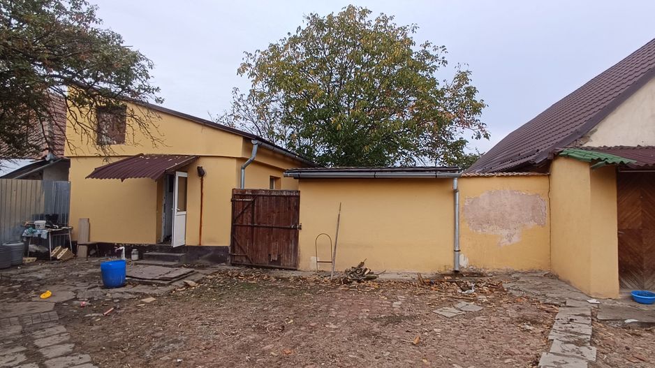 Casă spațioasă cu 4 camere , curte și teren generos în Mașloc - Poză 3