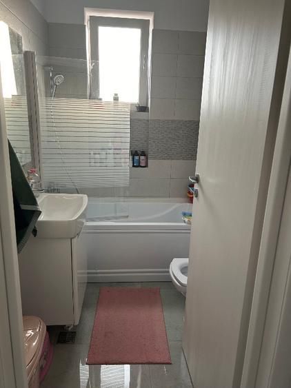 vand  apartament  2 camere utilat si mobilat - Poză 7