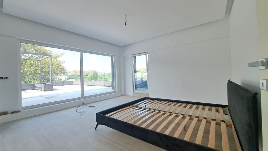 Casa cu piscina interioara si priveliste catre Cetatea Cisnadioarei - Poză 22