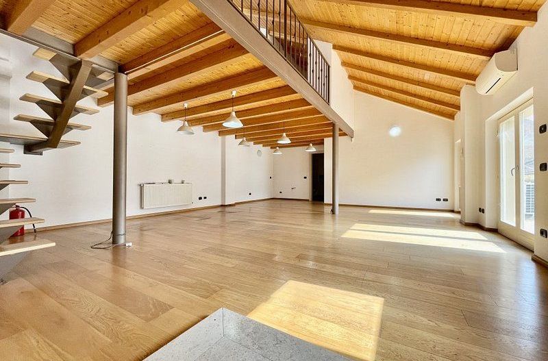 Penthouse pe doua niveluri situat in Piata Unirii - Poză 2