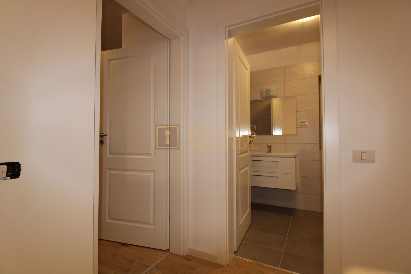 Casa parter + etaj, 3 camere 2 bai terasa gradina gazon prima inchiriere - Poză 7