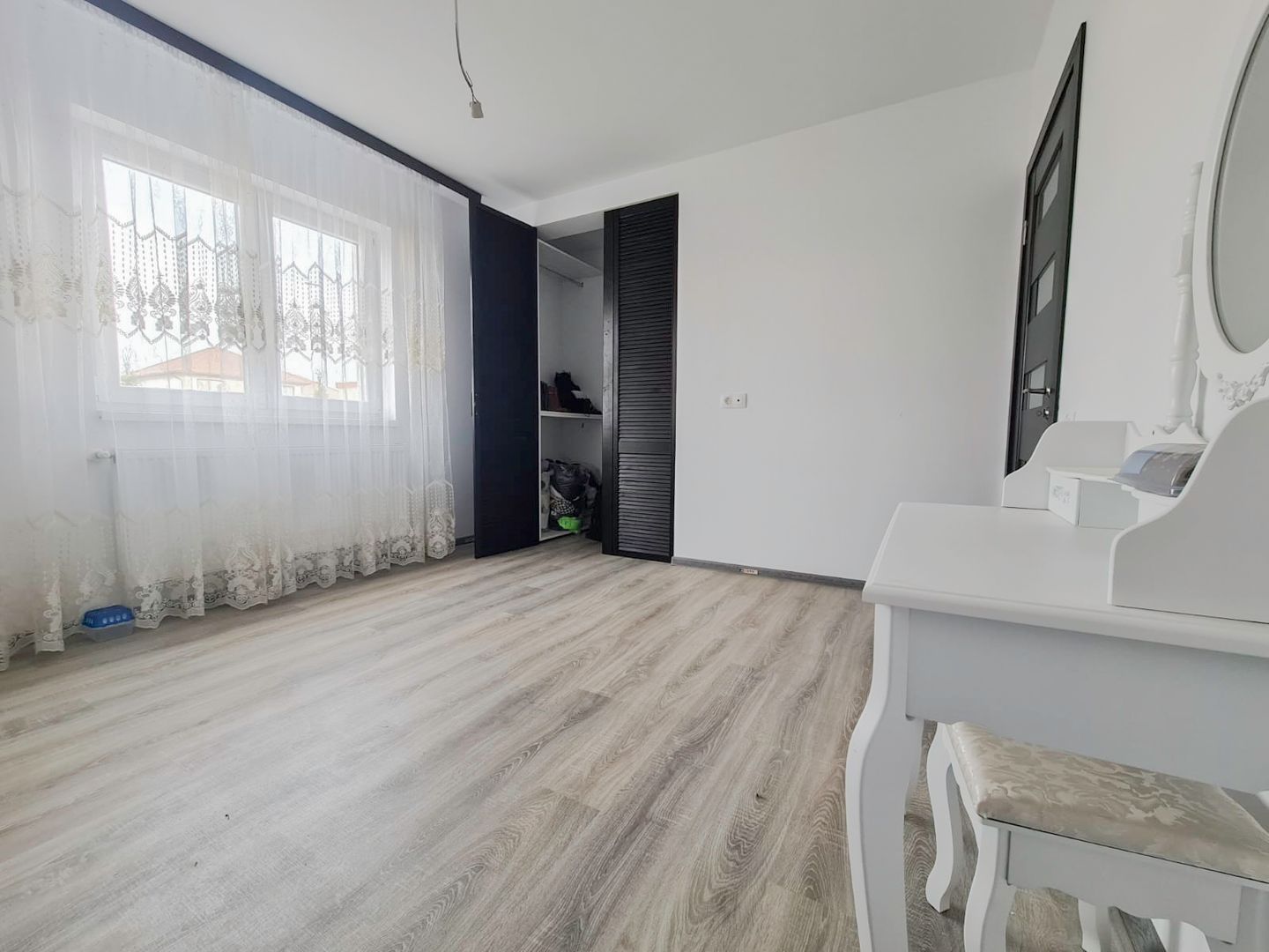 Apartament nou, mobilat și utilat - 3 camere, 2 bai și curte - Poză 21