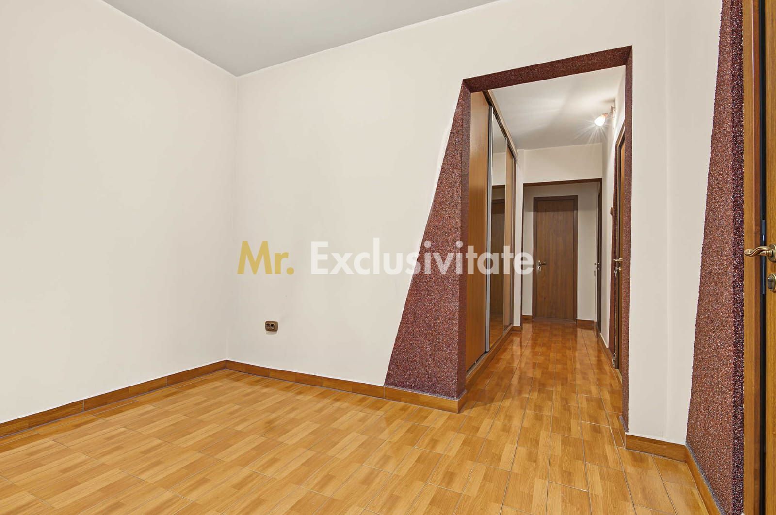 Apartament cu 3 camere decomandat etaj intermediar - Poză 3