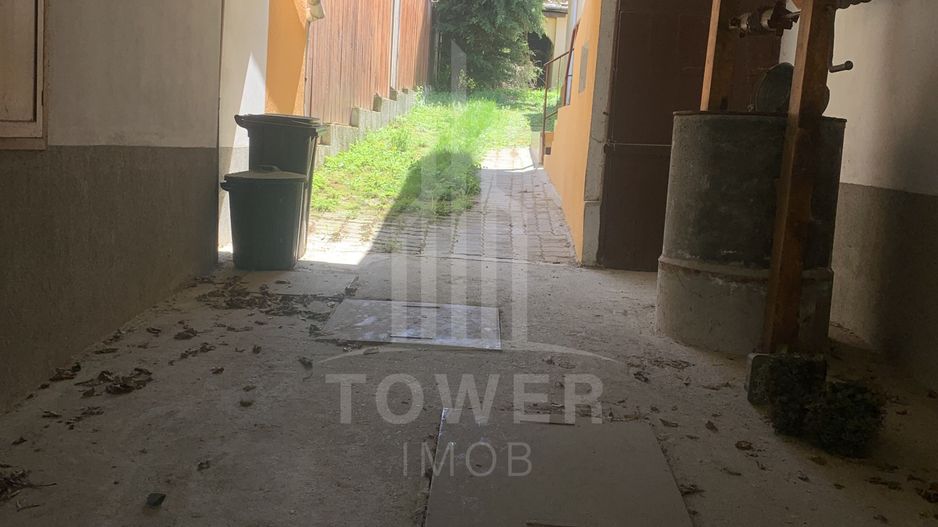 Casă în centrul Cisnădioarei cu 243mp de locuit și teren de 936mp - Poză 13