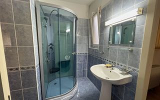 Vila superba cu cinci camere zona centrala - Poză 28