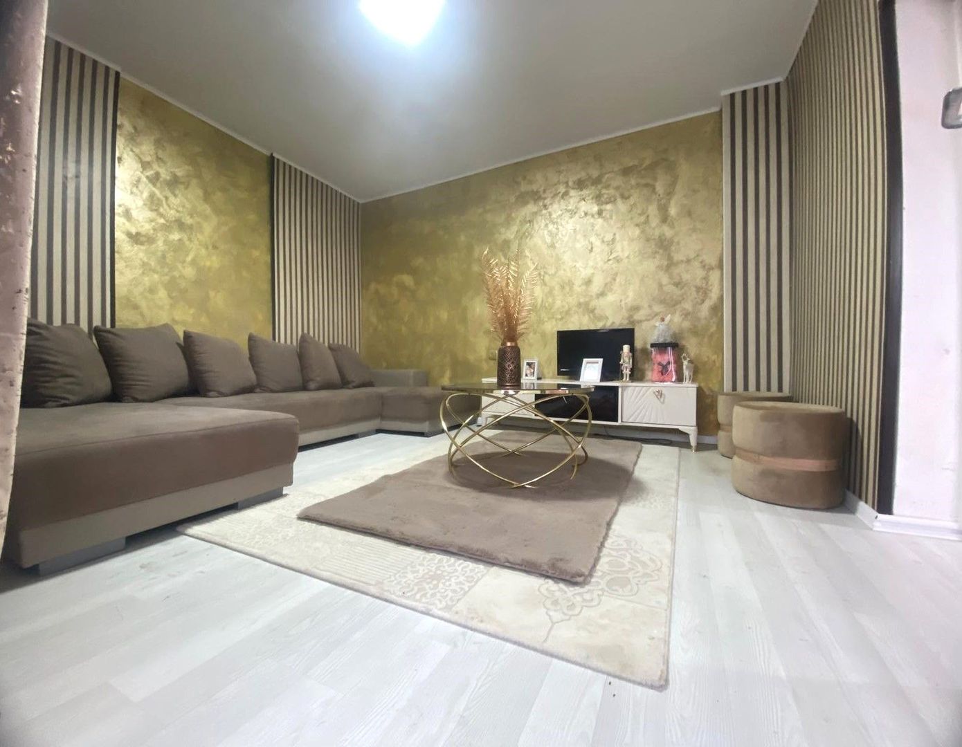 Casă de vânzare în Răzvad, la o distanta mica fata de oras! - Poză 1