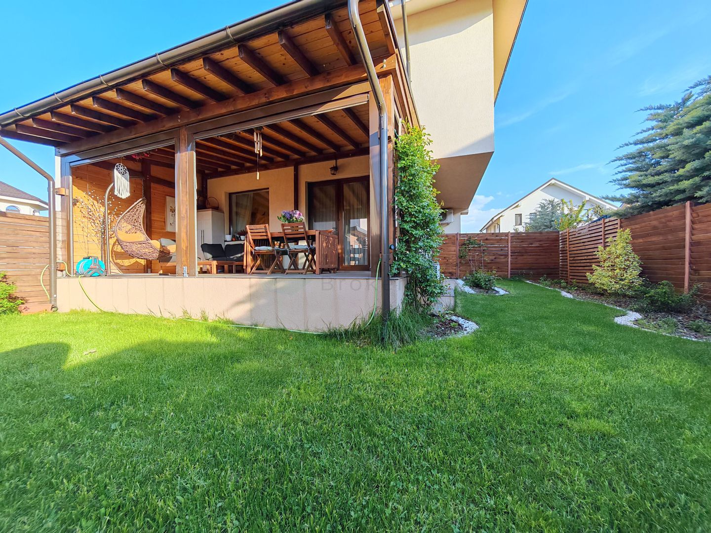 Prima inchiriere, vila cocheta, cu accente exotice - Poză 16