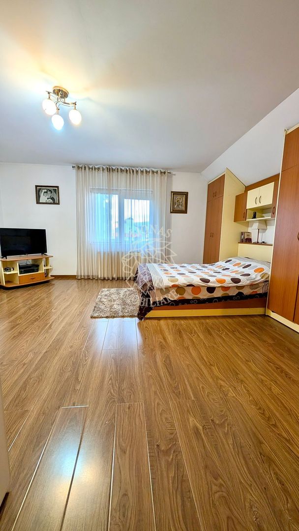 Casa 6 camere 244 mp+ Spatiu Comercial- teren 500 mp-Zona Han - Poză 8